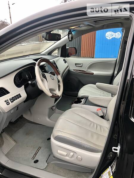 Мінівен Toyota Sienna 2014 в Житомирі