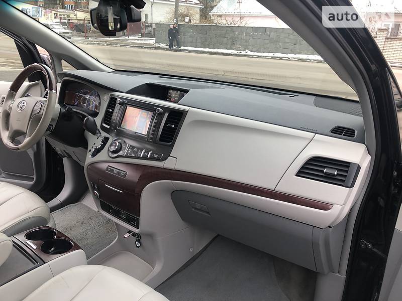 Мінівен Toyota Sienna 2014 в Житомирі