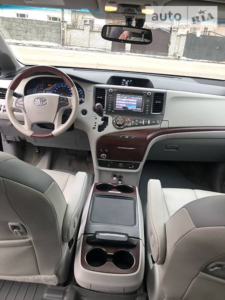Мінівен Toyota Sienna 2014 в Житомирі