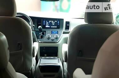 Мінівен Toyota Sienna 2015 в 