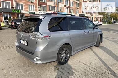 Минивэн Toyota Sienna 2017 в Киеве