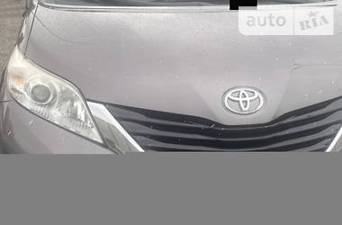 Мінівен Toyota Sienna 2011 в Тернополі