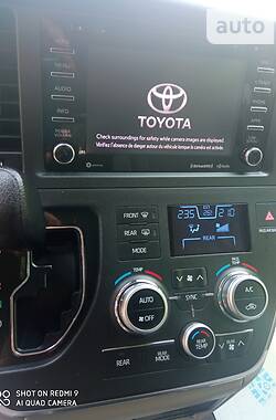 Минивэн Toyota Sienna 2018 в Бродах