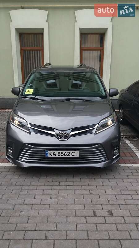 Минивэн Toyota Sienna 2017 в Киеве