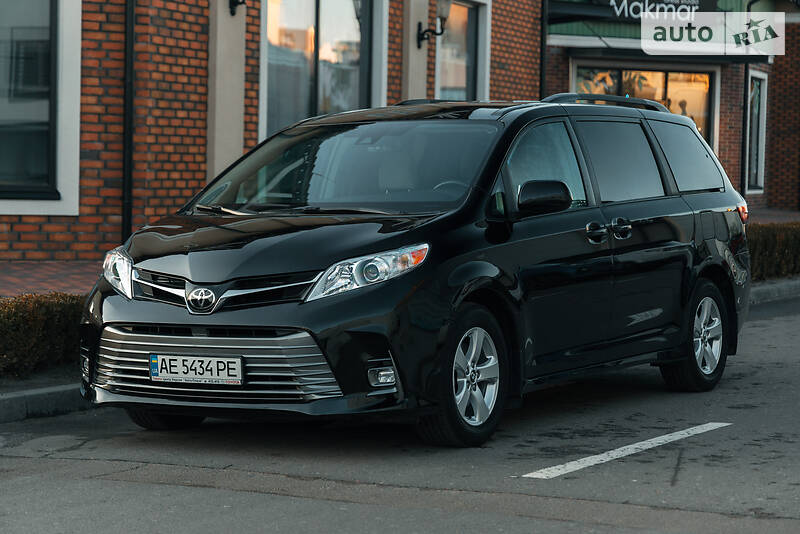 Минивэн Toyota Sienna 2018 в Киеве