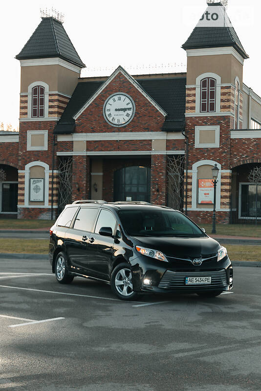 Минивэн Toyota Sienna 2018 в Киеве