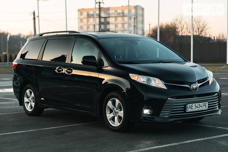 Минивэн Toyota Sienna 2018 в Киеве