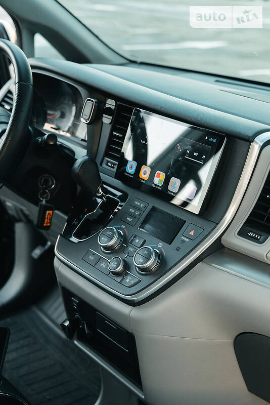 Минивэн Toyota Sienna 2018 в Киеве