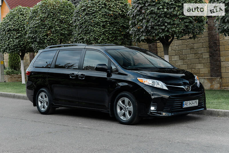Минивэн Toyota Sienna 2018 в Киеве