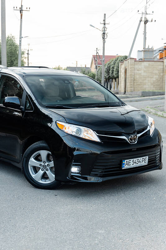 Минивэн Toyota Sienna 2018 в Киеве