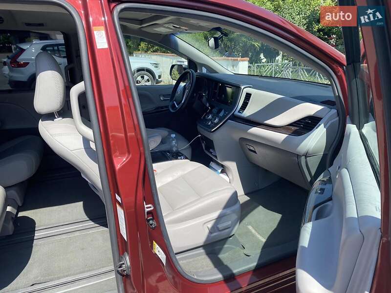 Минивэн Toyota Sienna 2017 в Николаеве