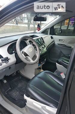 Мінівен Toyota Sienna 2010 в Харкові