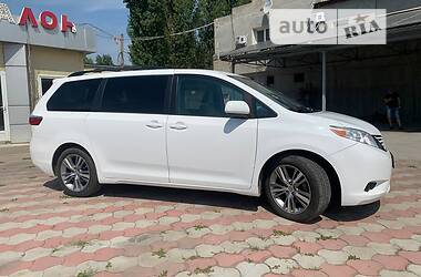 Мінівен Toyota Sienna 2017 в 