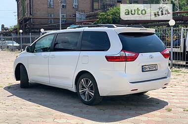 Мінівен Toyota Sienna 2017 в 