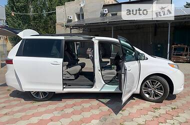 Мінівен Toyota Sienna 2017 в 
