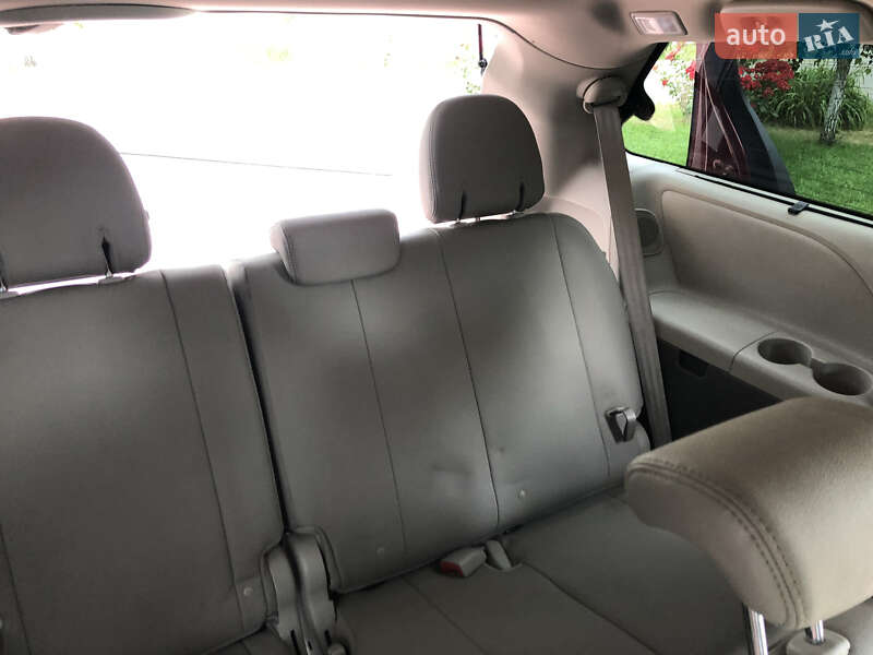 Минивэн Toyota Sienna 2016 в Кременчуге фото 10 Минивэн Toyota Sienna 2016 в Кременчуге