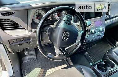 Мінівен Toyota Sienna 2015 в 