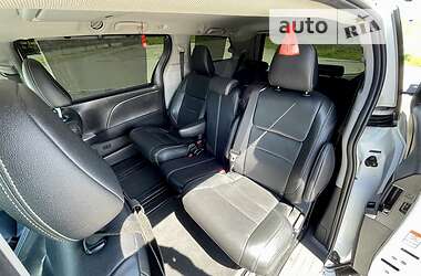 Мінівен Toyota Sienna 2015 в 