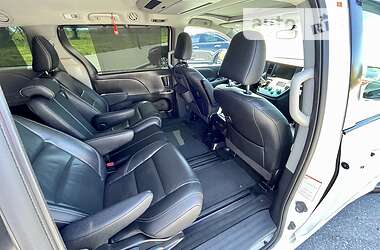 Мінівен Toyota Sienna 2015 в 