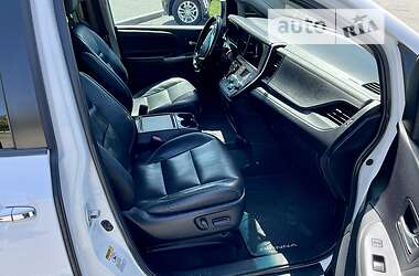 Мінівен Toyota Sienna 2015 в 