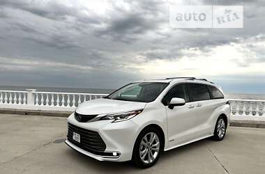Минивэн Toyota Sienna 2020 в 