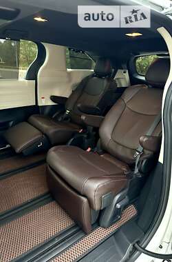 Минивэн Toyota Sienna 2020 в 