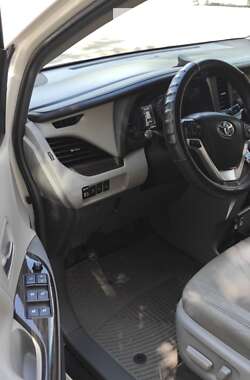 Минивэн Toyota Sienna 2016 в 