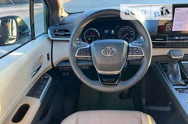 Минивэн Toyota Sienna 2022 в Калуше