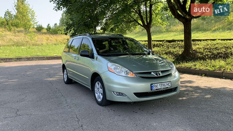 Минивэн Toyota Sienna 2007 в 