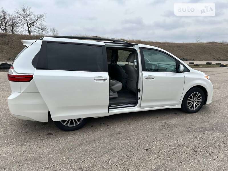 Минивэн Toyota Sienna 2018 в Одессе
