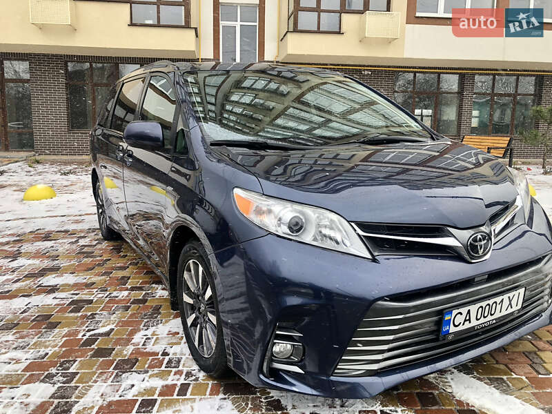 Мінівен Toyota Sienna 2019 в Умані