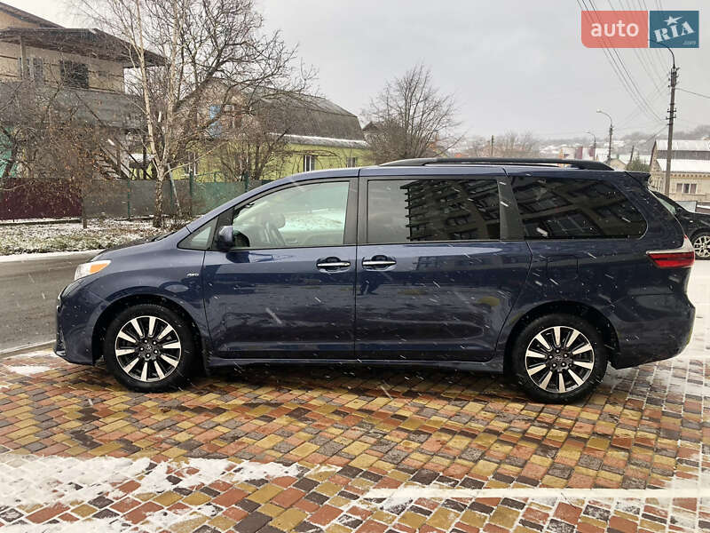 Мінівен Toyota Sienna 2019 в Умані