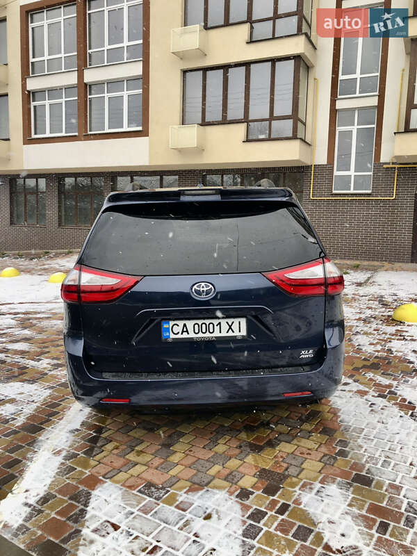 Мінівен Toyota Sienna 2019 в Умані