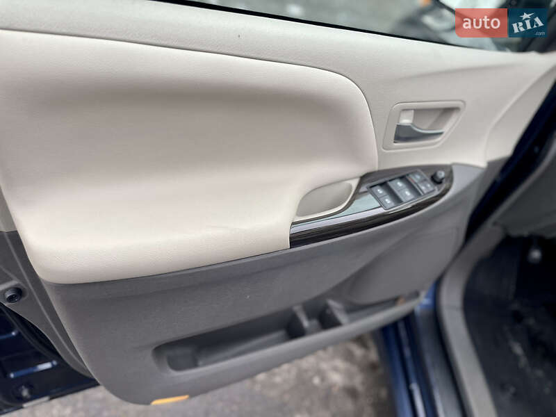 Мінівен Toyota Sienna 2019 в Умані