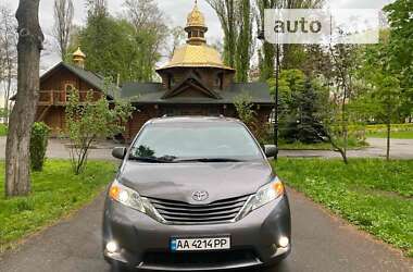 Минивэн Toyota Sienna 2010 в Киеве