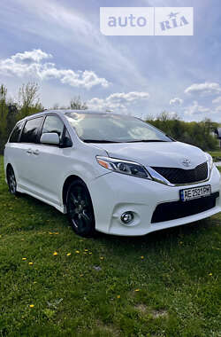Мінівен Toyota Sienna 2016 в 