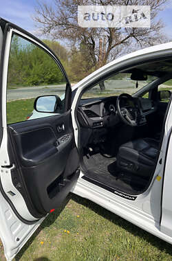 Минивэн Toyota Sienna 2016 в Днепре