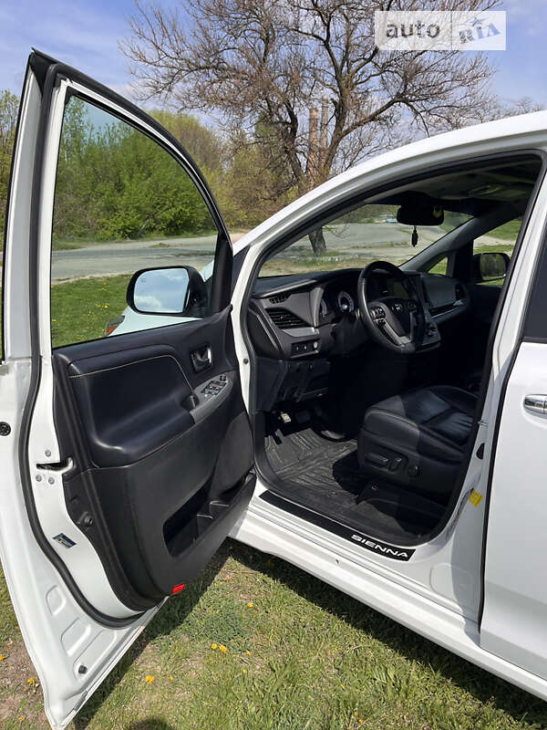 Минивэн Toyota Sienna 2016 в Днепре