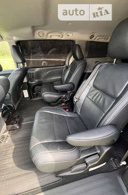 Мінівен Toyota Sienna 2016 в 