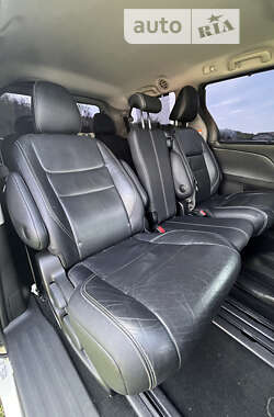 Мінівен Toyota Sienna 2016 в 