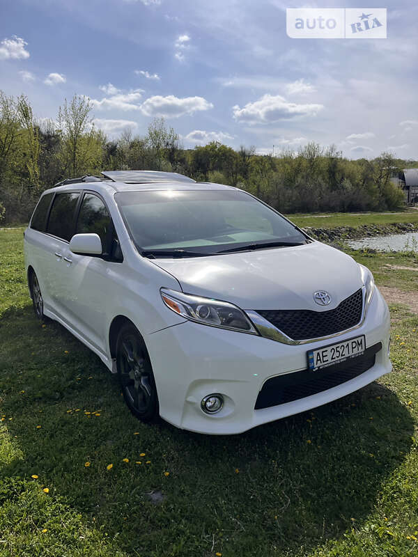 Минивэн Toyota Sienna 2016 в Днепре