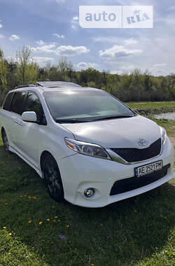 Мінівен Toyota Sienna 2016 в 