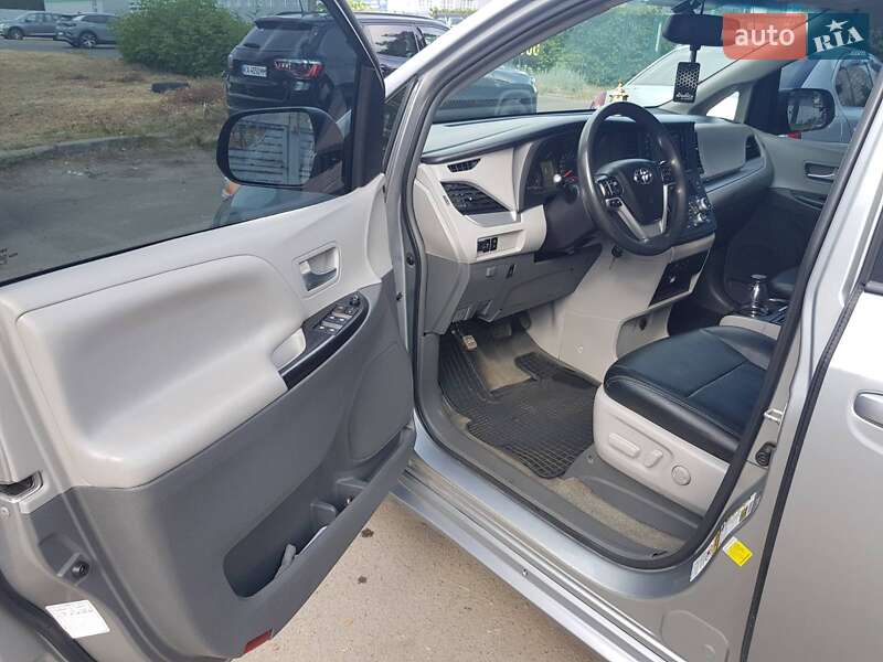 Минивэн Toyota Sienna 2015 в Киеве