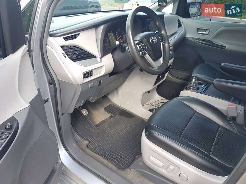 Минивэн Toyota Sienna 2015 в Киеве