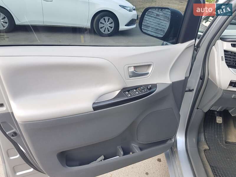 Минивэн Toyota Sienna 2015 в Киеве