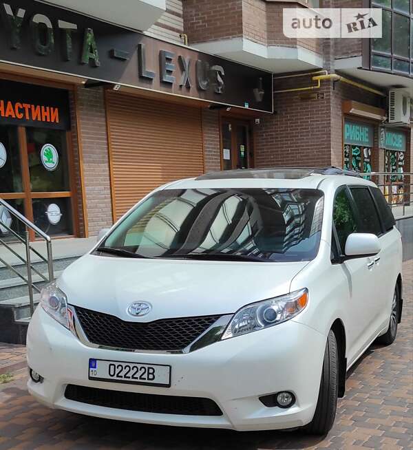 Минивэн Toyota Sienna 2016 в 