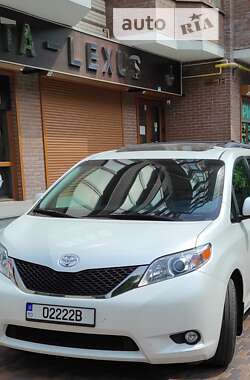 Минивэн Toyota Sienna 2016 в 