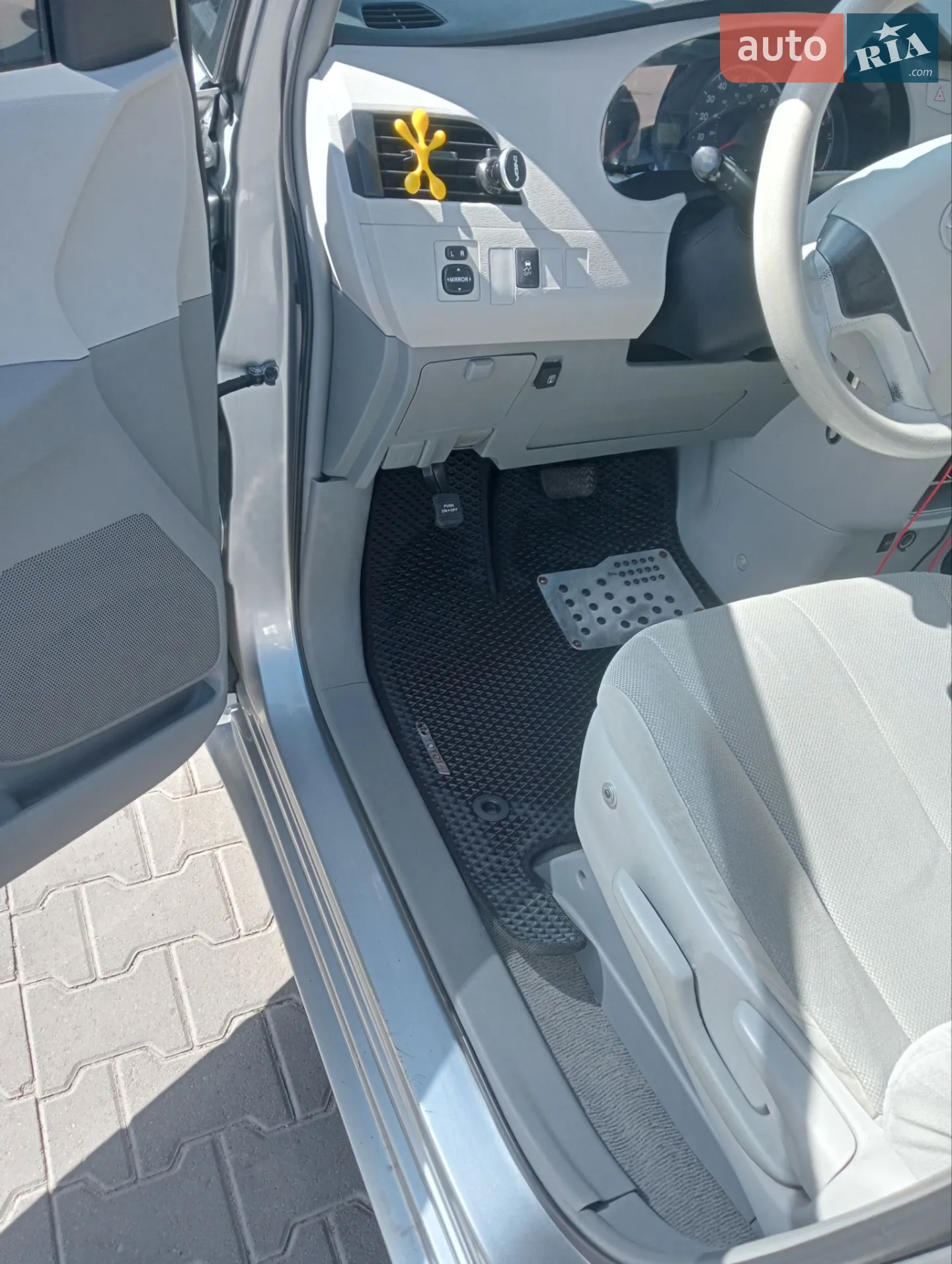 2010 Toyota Sienna - мініатюра 17