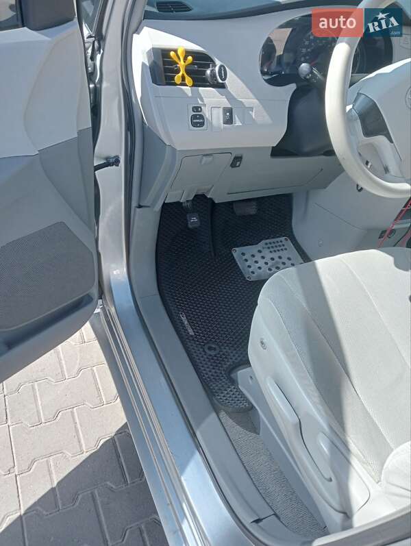 Мінівен Toyota Sienna 2010 в Шептицькому