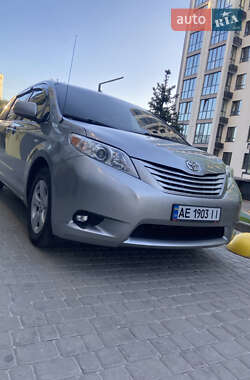 Мінівен Toyota Sienna 2012 в Дніпрі